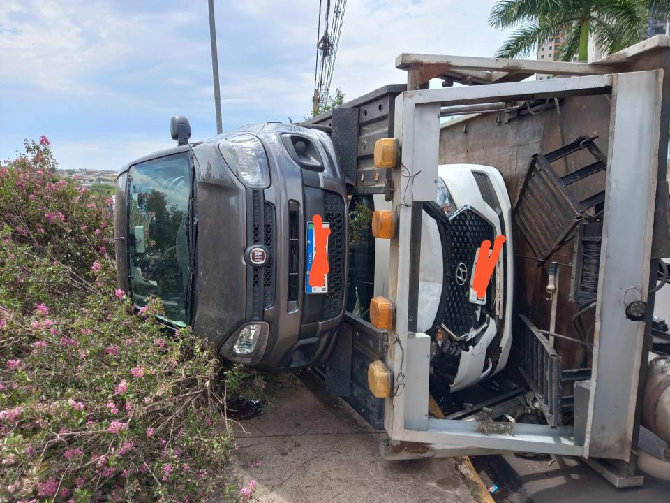 Foto 4 de 5 — Prancha de guincho se solta e tomba com veículos em Araraquara